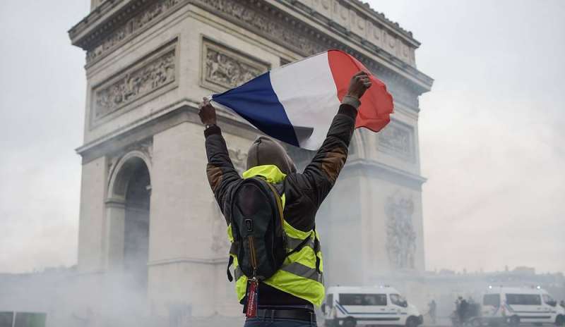 Gilet gialli: scontri sugli Champs-Elysées