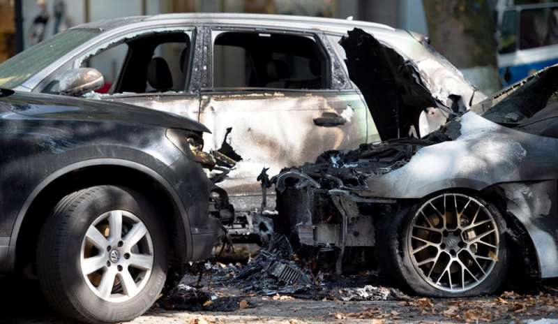 Giovani incappucciati danno fuoco a decine di auto
