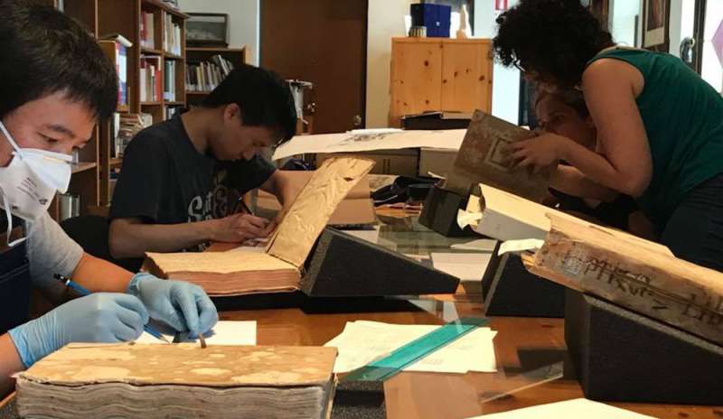 Giovani restauratori per i libri antichi dell'archivio diocesano