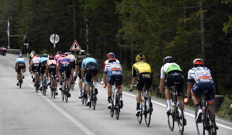 Giro d'Italia, lancia la bici in mezzo alla strada