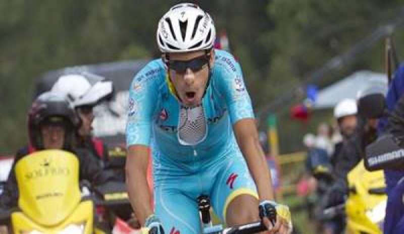 Giro d’Italia, ginocchio k.o. per Fabio Aru: il ciclista sardo alza bandiera bianca