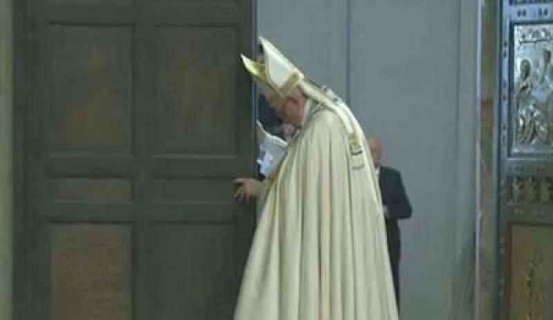 Giubileo, il Papa chiude la Porta Santa di San Pietro