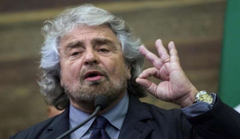 Gli auguri di Grillo al Presidente: “Guardati dai politici”