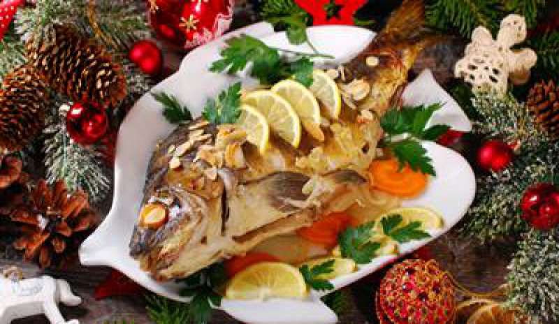 Gli italiani non rinunciano alla tradizione: pesci e crostacei protagonisti del cenone di Natale
