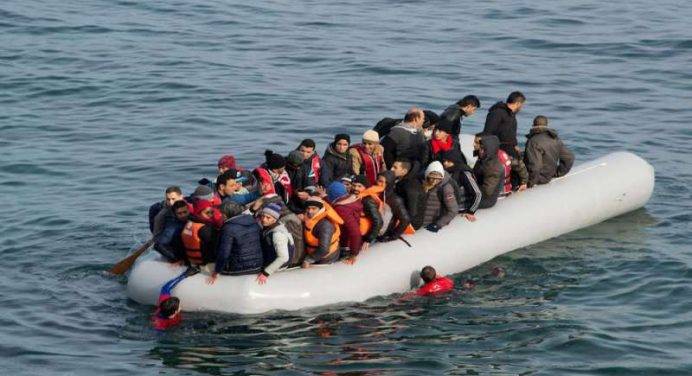 Gommone di migranti si ribalta: morti 7 bambini e 2 donne