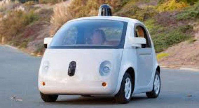 Google sfida Uber con un’auto robot senza conducente