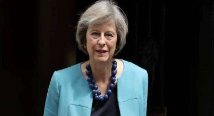 Gran Bretagna, May avanti col sostegno del Dup: “Formerò un nuovo governo”