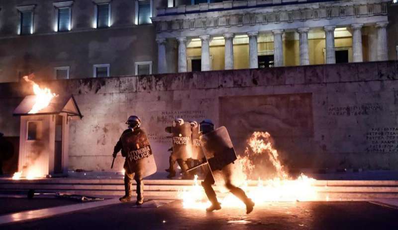 Grecia, nuove proteste in piazza contro austerity: scontri tra manifestanti e polizia