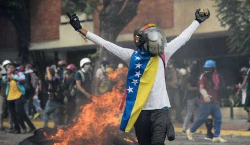 Rivolta contro Maduro: blindati sopra i dimostranti