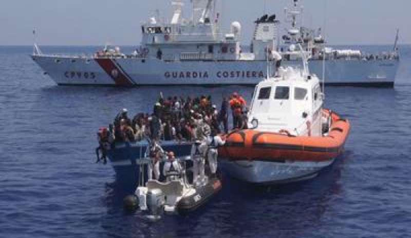Guardia Costiera: “Tratti in salvo 484 migranti”. Recuperati 7 cadaveri in mare