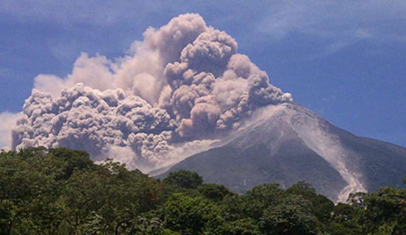 Guatemala, il vulcano Fuego in eruzione: fuga dalla capitale
