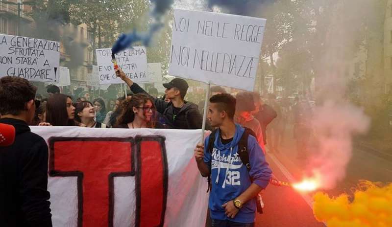 Guerriglia urbana a Torino: antagonisti del G7 lanciano petardi contro la Polizia