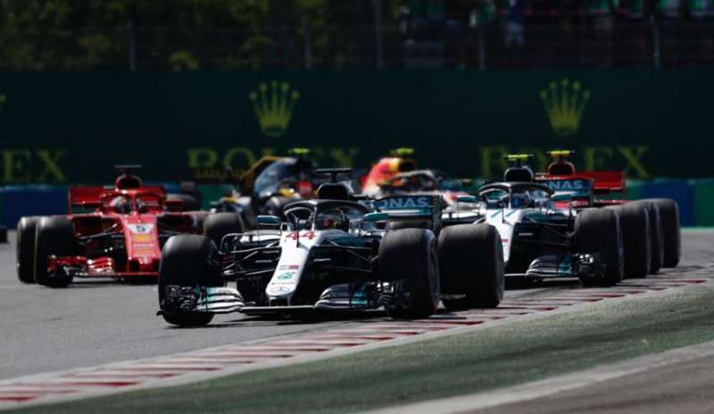 Hamilton vola sull'Hungaroring, Ferrari sul podio