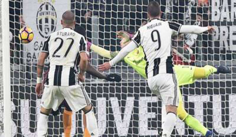 Higuain sbaraglia la Roma, Juventus campione d’inverno