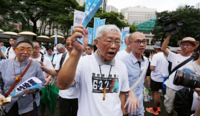 Hong Kong, il cardinale Zen si consegna alla polizia insieme ai leader di Occupy