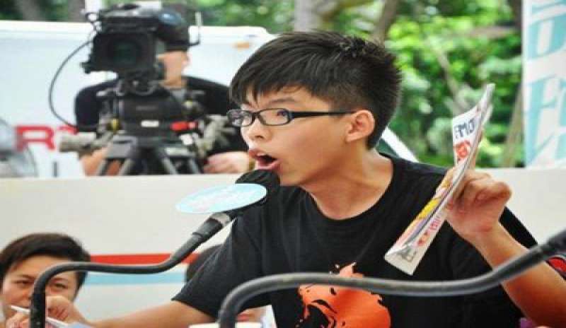 HONG KONG: E’ STATO ARRESTATO IL LEADER STUDENTESCO JOSHUA WONG