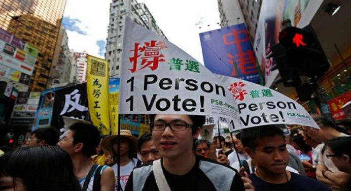 Hong Kong, gli studenti lasciano i distretti governativi