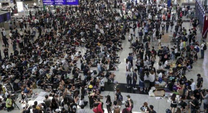 Hong Kong, i manifestanti occupano l'aeroporto