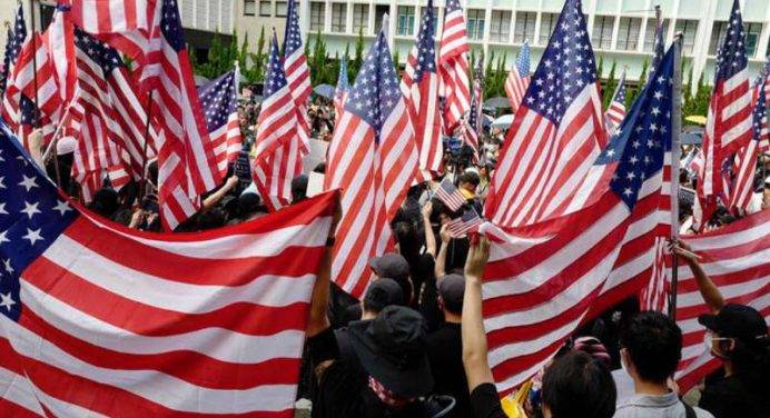 Hong Kong: i manifestanti marciano con le bandiere americane