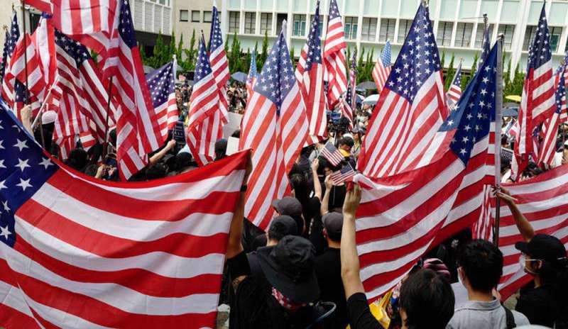 Hong Kong: i manifestanti marciano con le bandiere americane - Interris.it