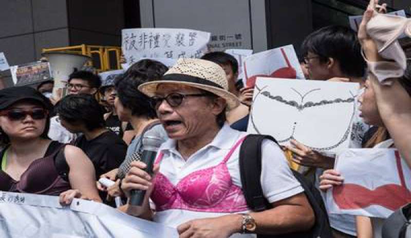 HONG KONG: IN PIAZZA PER “LA PROTESTA DEI REGGISENI”