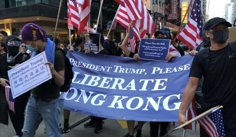 Hong Kong, la piazza chiama Trump
