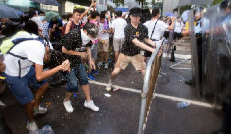 Hong Kong: manifestanti assaltano il palazzo del Consiglio legislativo