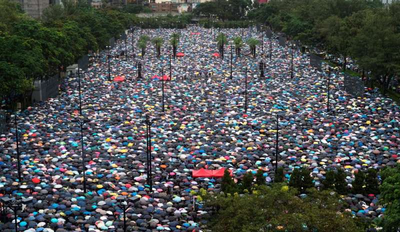 Hong Kong, marea umana a Victoria Park