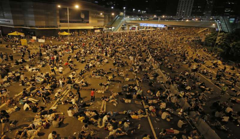 Hong Kong: la polizia carica, 20 i feriti