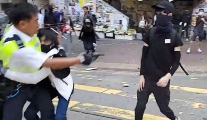 Hong Kong: polizia spara e ferisce due manifestanti