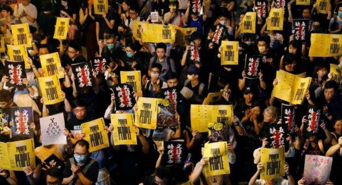 Hong Kong, rimossi account fake contro la protesta