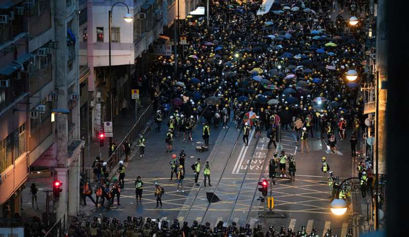 Hong Kong sfida i divieti e torna in piazza