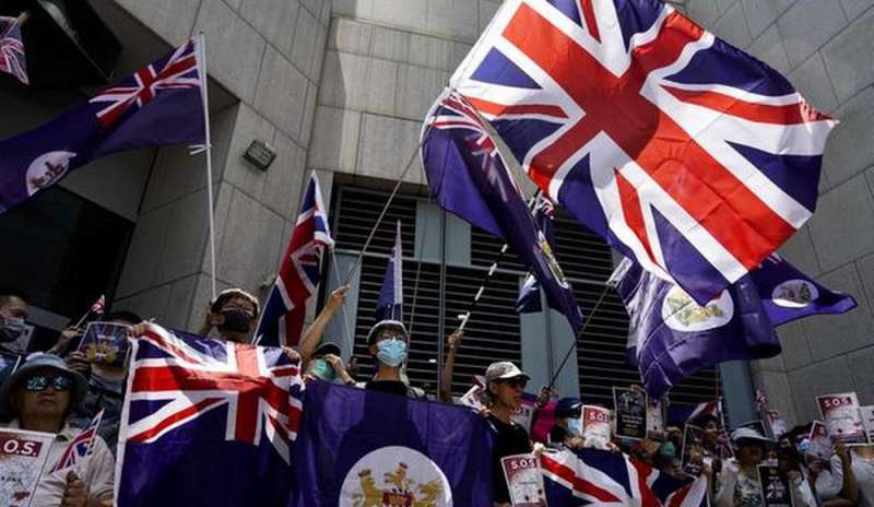Hong Kong torna in piazza e sventola l'Union Jack