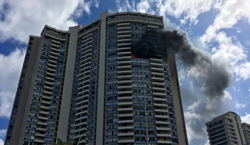 Honolulu come Londra: grattacielo in fiamme, morti e feriti