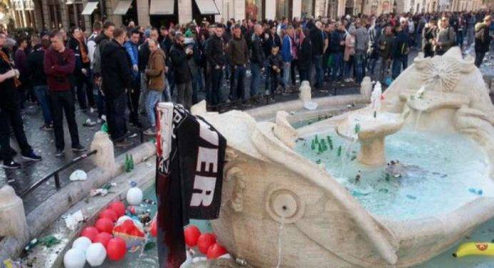 Hooligans oltraggiano Roma: danneggiata anche la fontana del Bernini