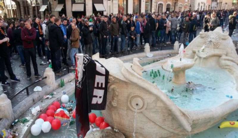 Hooligans oltraggiano Roma: danneggiata anche la fontana del Bernini