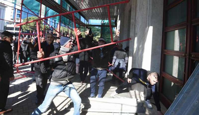 I manifestanti assaltano la sede del Governo a Tirana