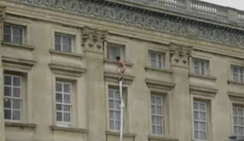 I misteri di Buckingham Palace: uomo nudo fugge dalla finestra