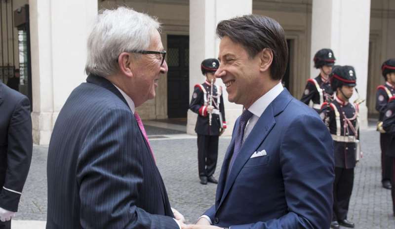 Il buffetto di Juncker all'Italia