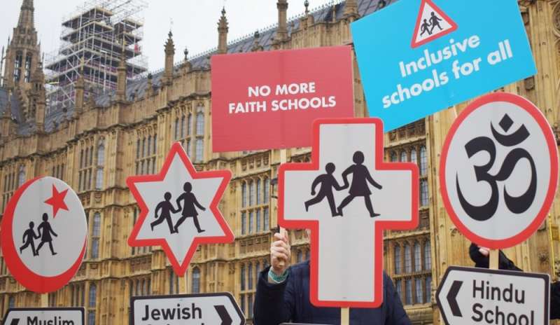 Il Governo vuole sopprimere le scuole religiose