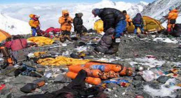 Il Nepal dice stop agli alpinisti che sporcano l’Everest