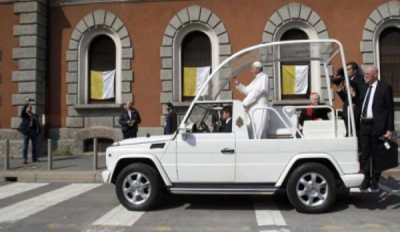 Bergoglio, il primo Papa a varcare i cancelli di San Vittore