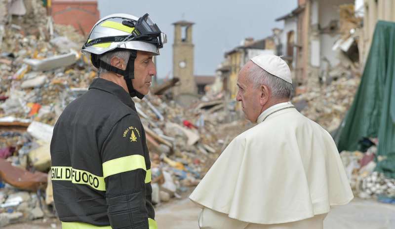 Il Papa: “Ad Amatrice la ricostruzione tarda ma c'è un segno di speranza”