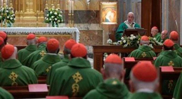 Il Papa ai cardinali: “Siamo nonni che devono dare il senso della vita ai nipotini”