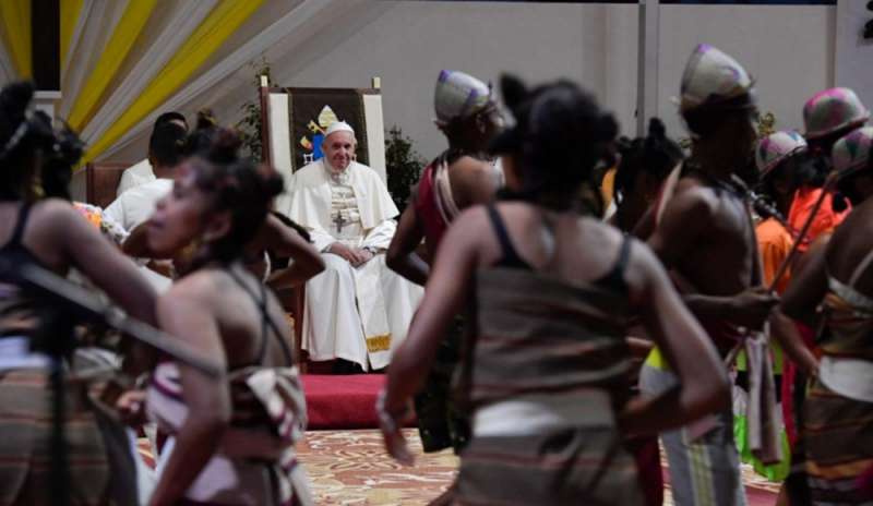 Il Papa ai giovani: “Attraverso di voi entra il futuro”