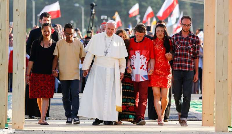 Il Papa ai giovani: “Coltivate ideali, vivete per qualcosa che supera l’uomo”
