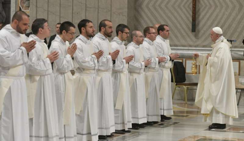 Il Papa ai nuovi sacerdoti: “Siate uomini di preghiera e sacrificio”