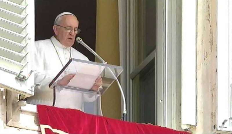 Il Papa al Regina Coeli: “Tutti devono condannare il terrorismo”
