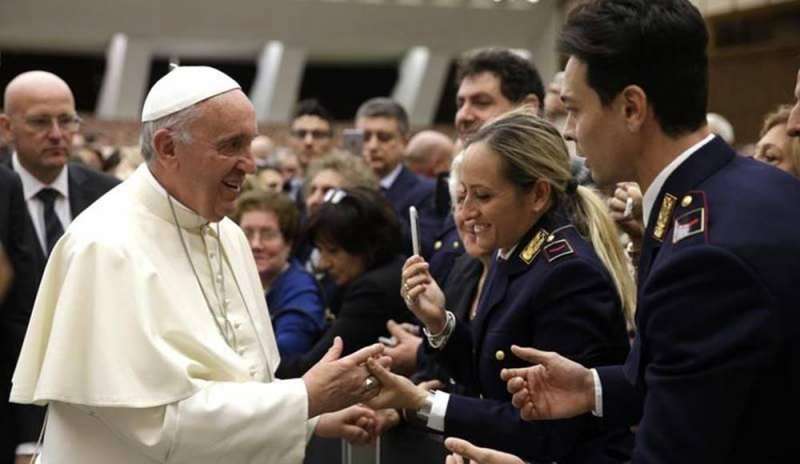 Il Papa alla Polizia: “Vicini agli ultimi, come genitori”