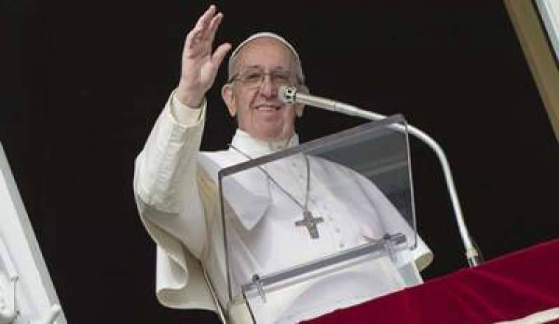 Il Papa all’Angelus: “Il confine tra bene e male è nel cuore dell’uomo”